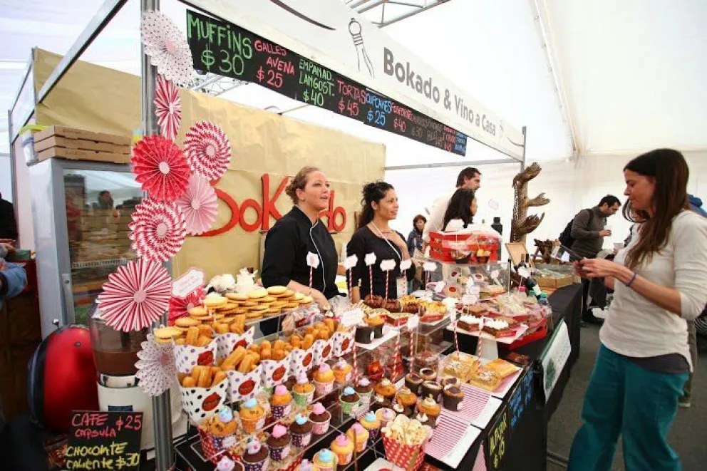 Miles de personas degustaron el cordero solidario y visitaron la feria gastronómica