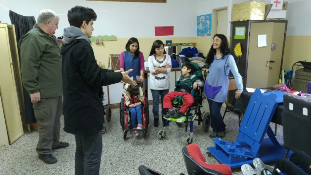 Solidaridad: alumnos fabricaron una mesa especial para niños discapacitados