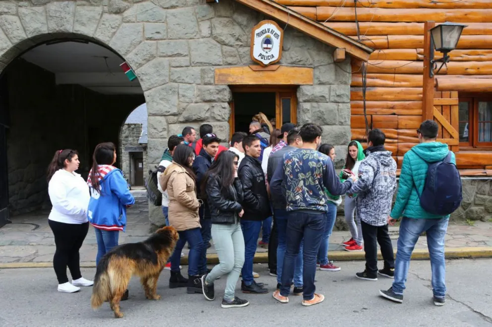La comisaría del Centro Cívico se llenó esta mañana de estudiantes que están de viaje de egresados.