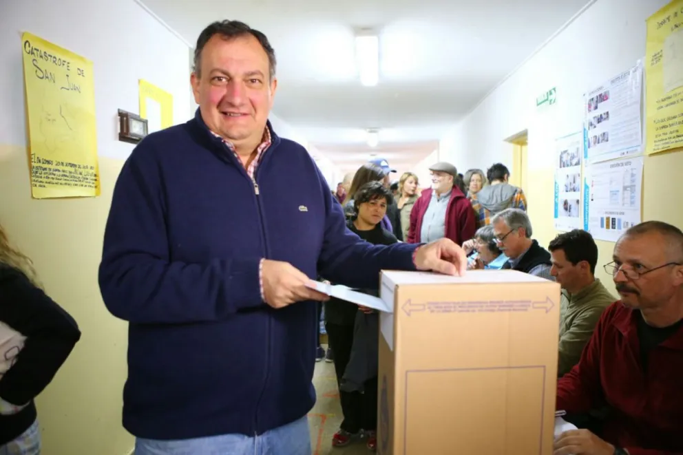 Gustavo Gennuso, el intendente electo de Bariloche, votó en la Escuela 321.