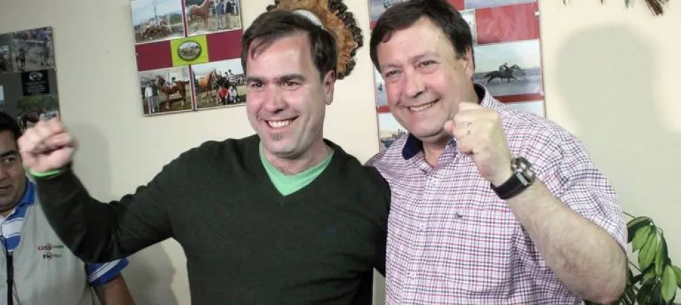 El intendente electo de El Bolsón, Bruno Pogliano, festejando junto al gobernador, Alberto Weretilneck.