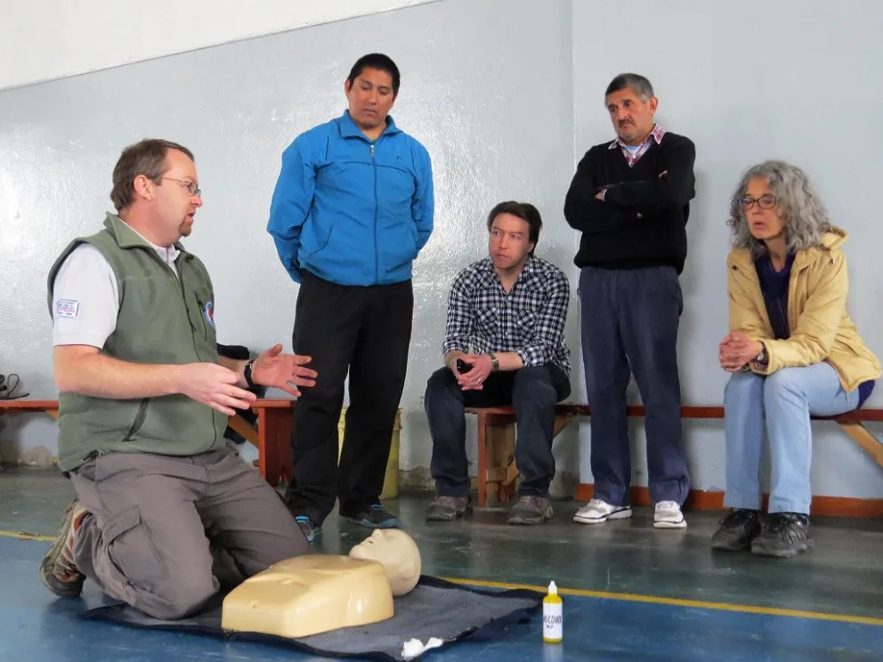 Personal de Defensa Civil capacitó en emergencias a los trabajadores de los gimnasios municipales.