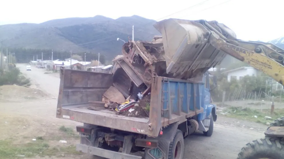 Levantan gran cantidad de chatarra en la calle