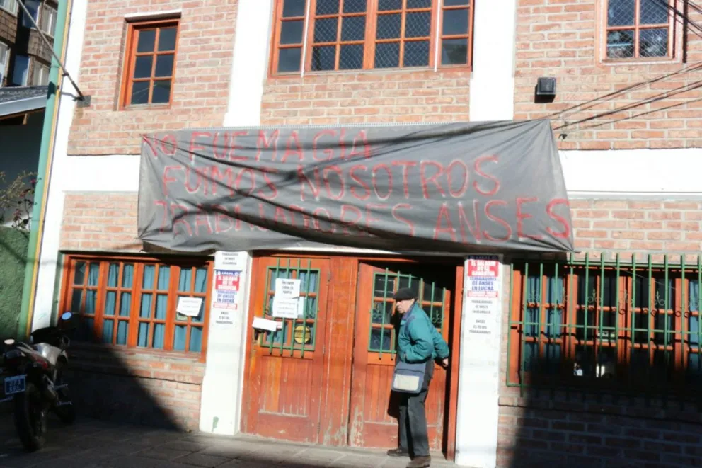 "No fue magia, fuimos nosotros", reza la bandera en la oficina de ANSES Bariloche.