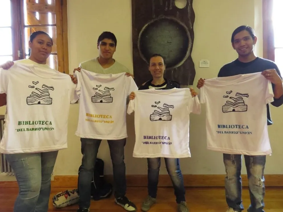 Los integrantes de la biblioteca invitaron a los festejos.