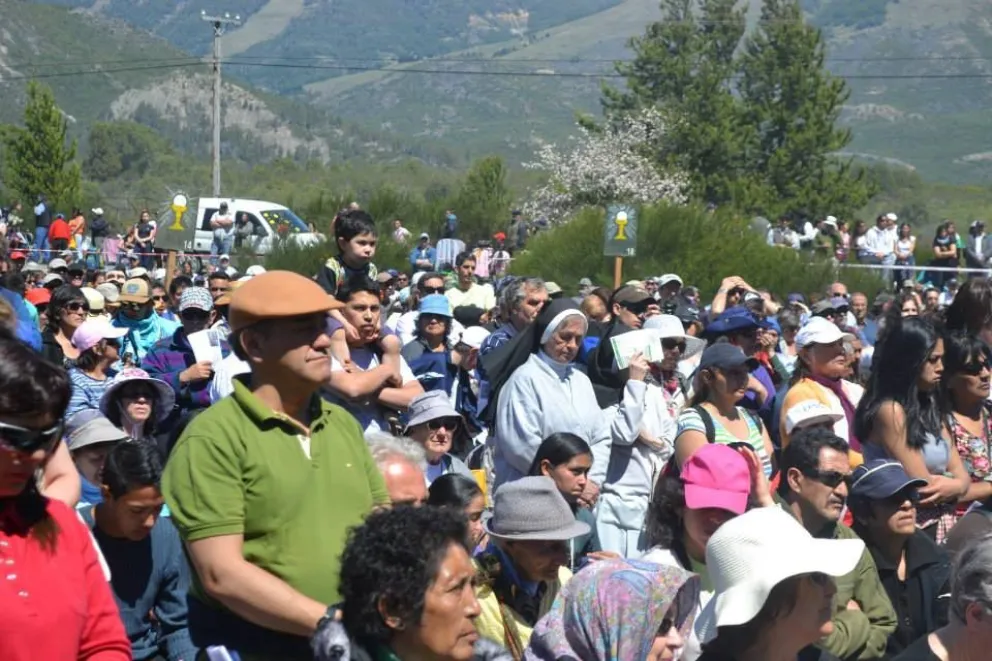 Los creyentes se movilizan para adorar a la Virgen de las Nieves.