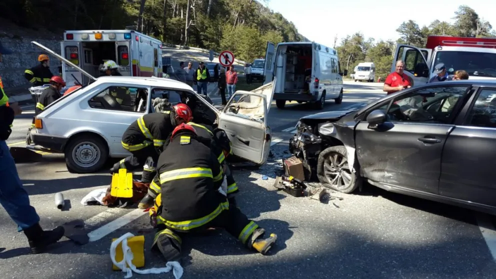Heridos graves tras choque frontal en el acceso a Traful