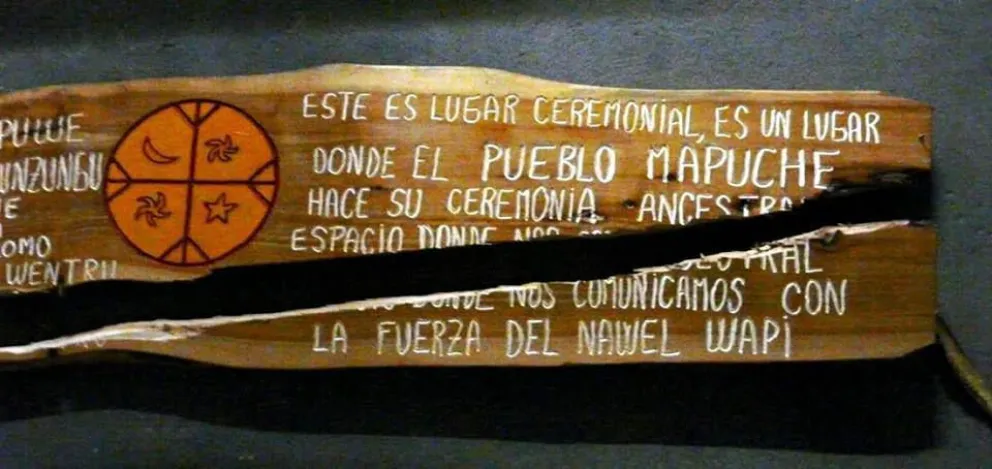El cartel apareció roto un mes después de haber sido instalado.