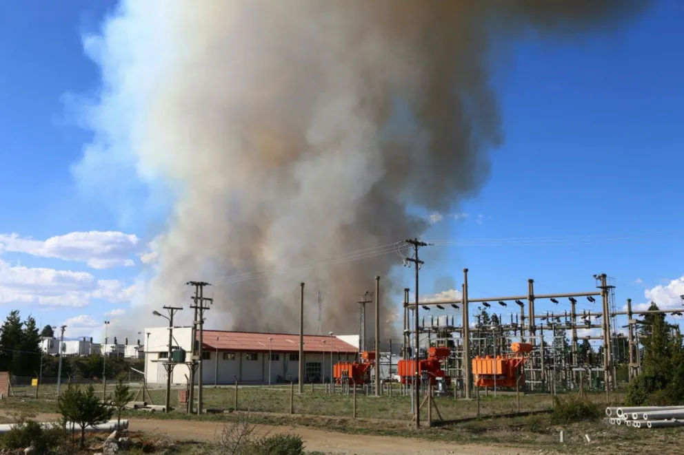 El fuego se acercó a la estación transformadora de energía La Paloma.