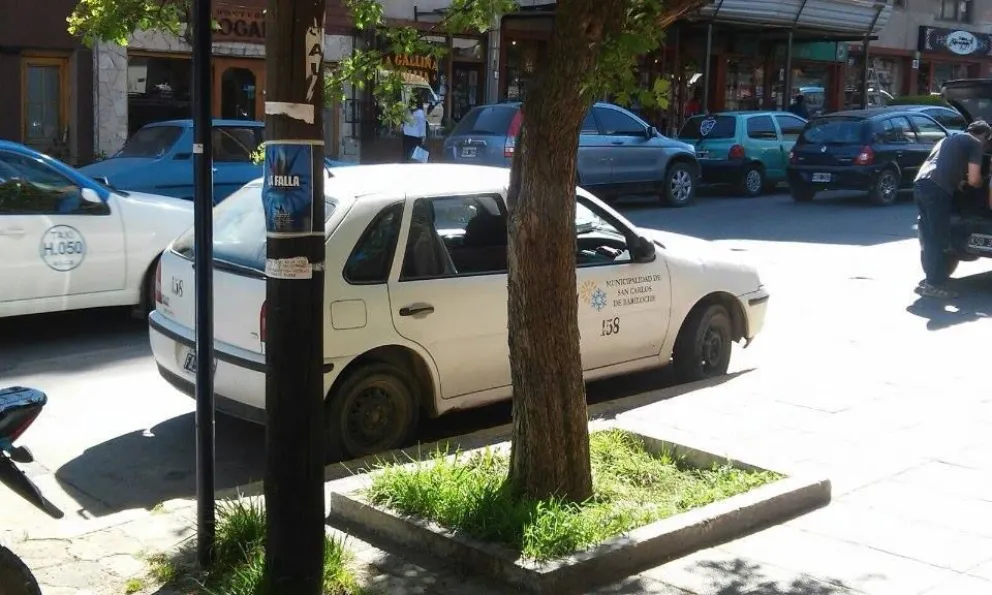El vehículo municipal, en infracción. 