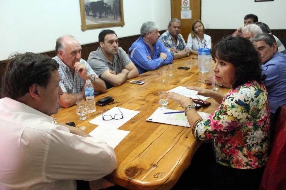 El gobernador se reunió con gremios para aplacar las aguas