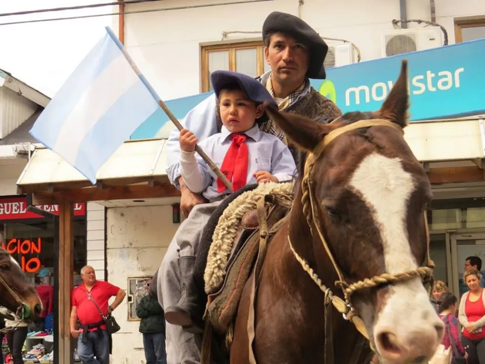 Agrupaciones gauchas desfilaron para festejar el Día de la Tradición