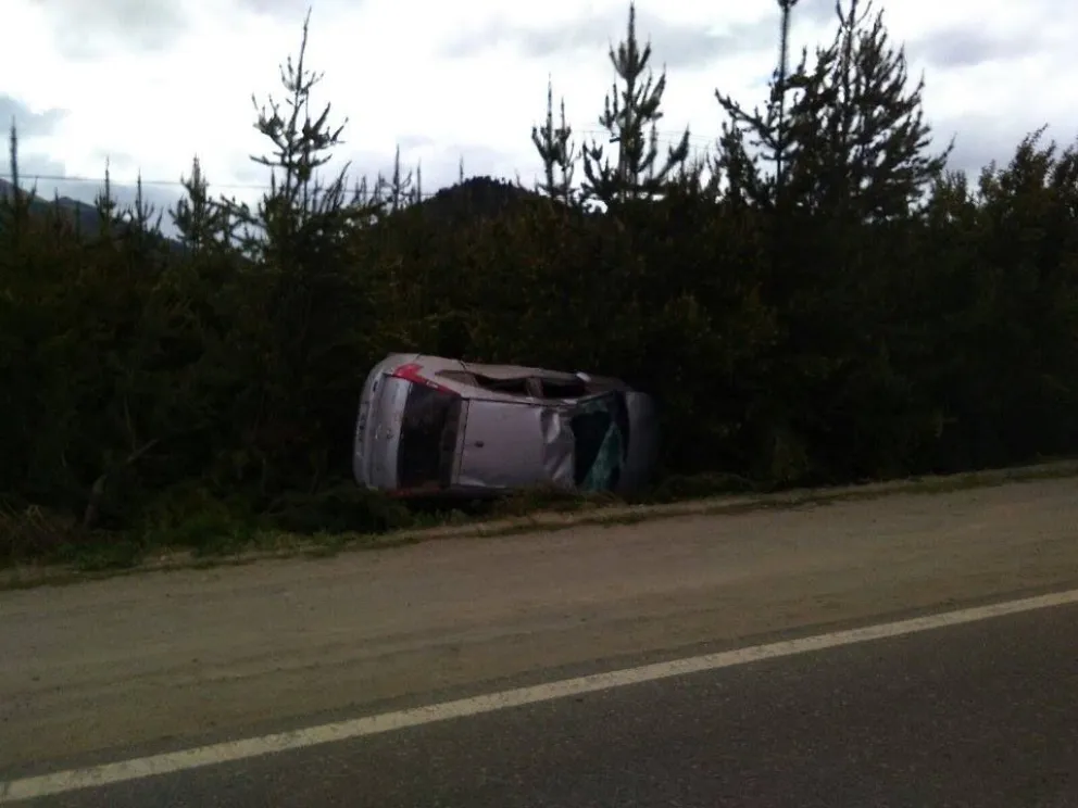 Uno de los vuelcos ocurrió en el camino al cerro Catedral.