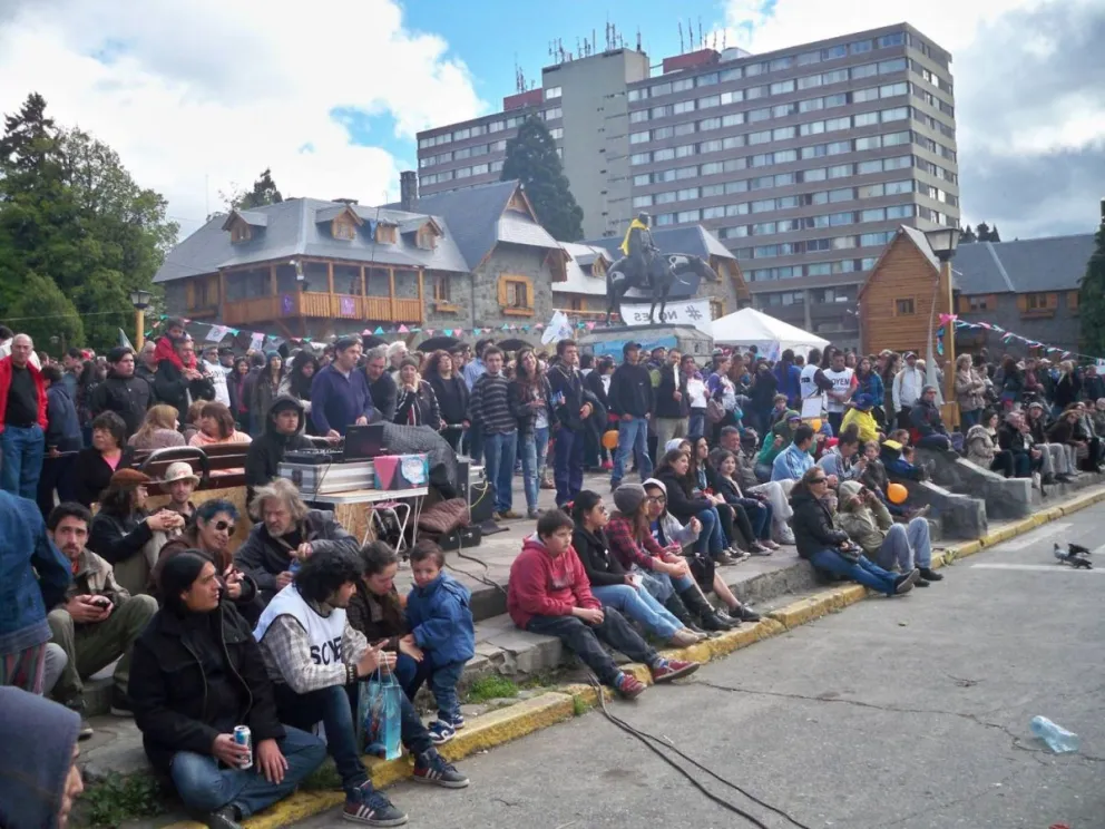 El Centro Cívico de Bariloche se colmó en apoyo a Daniel Scioli.