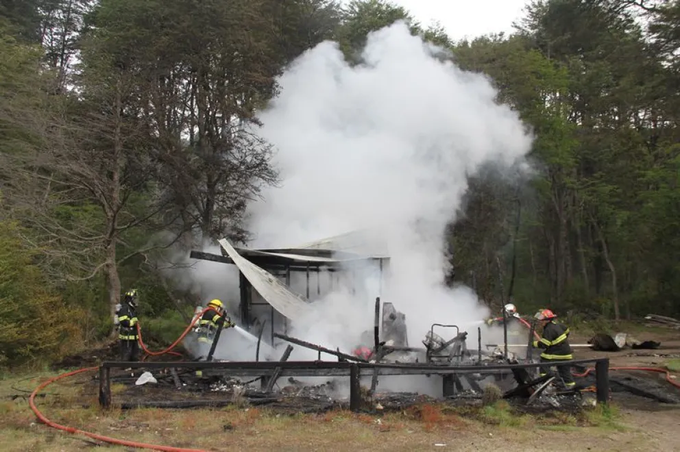 Incendio destruyó una vivienda en el balneario del Lago Espejo