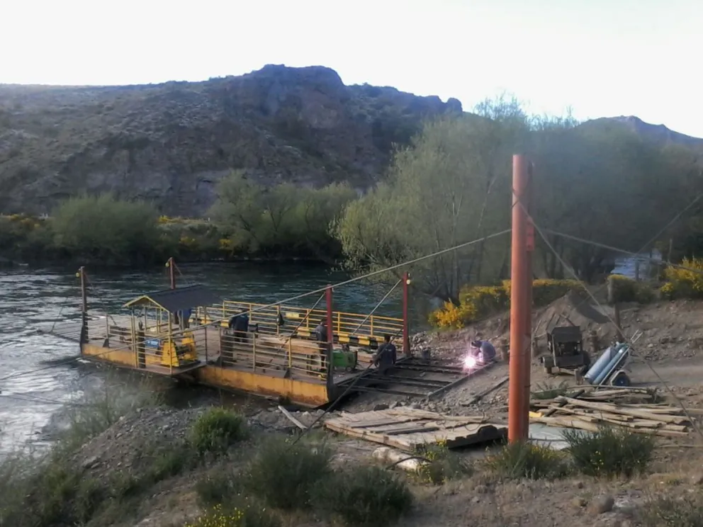 Reanuda el servicio de la balsa de Villa Llanquín