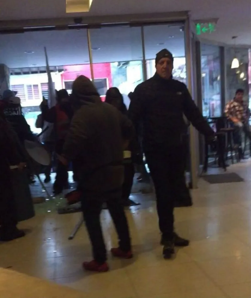 El momento en que el grupo de violentos ingresa en el hotel