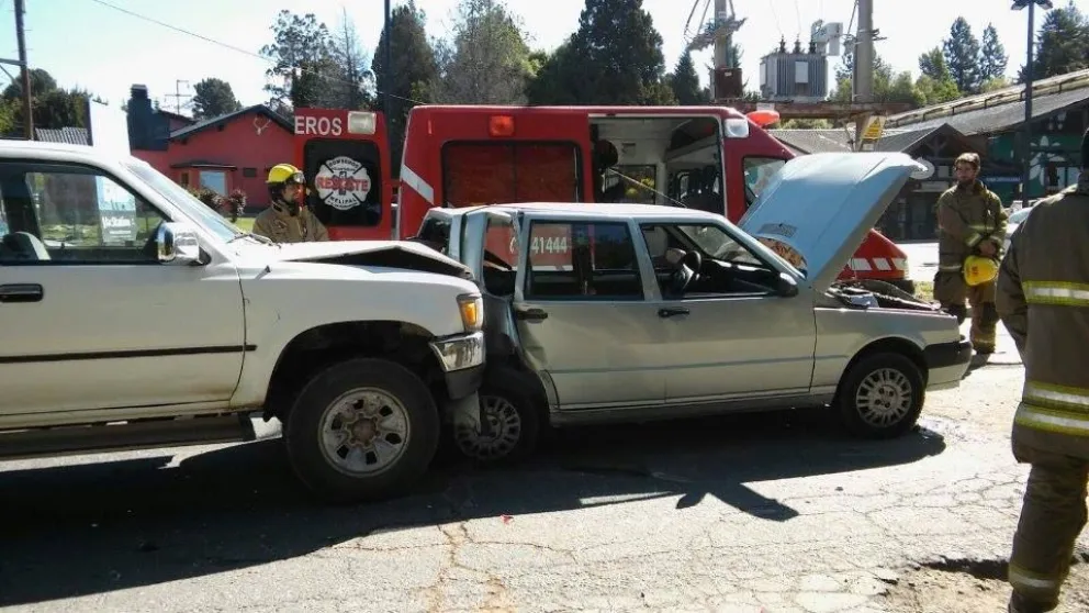 Cuatro autos chocaron en cadena sobre avenida Bustillo.