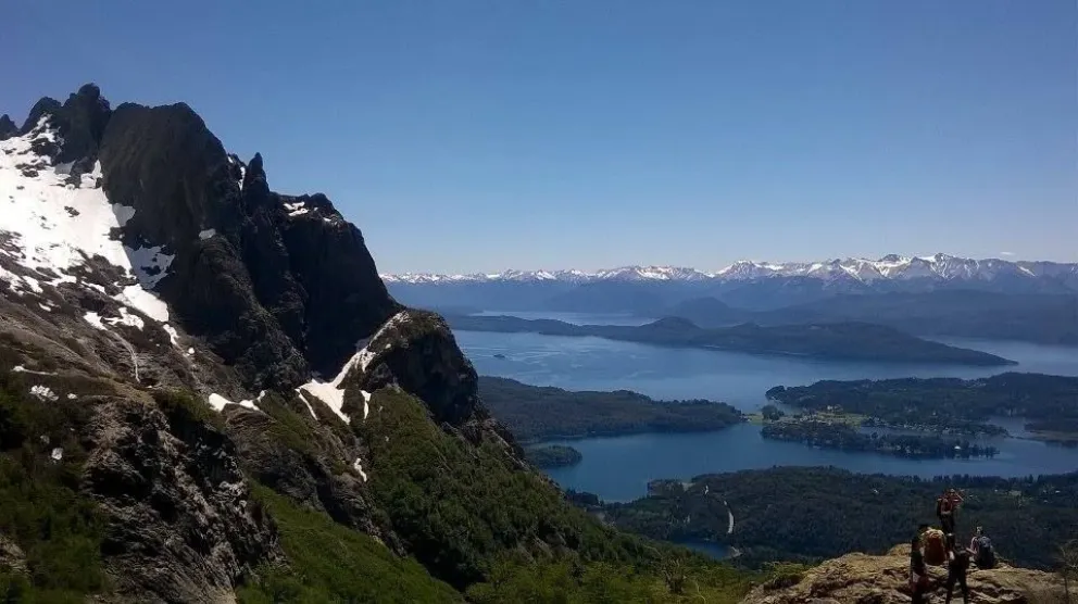 Hermoso día para una caminata por senderos de montaña.