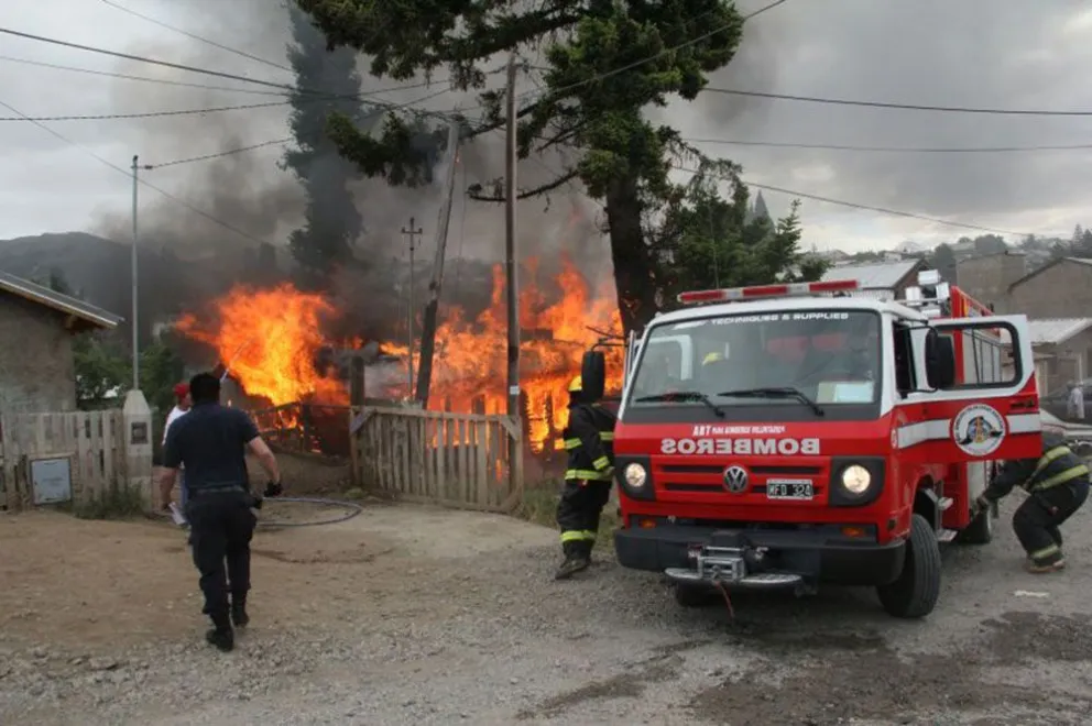 Voraz incendio en la calle Neuquén.