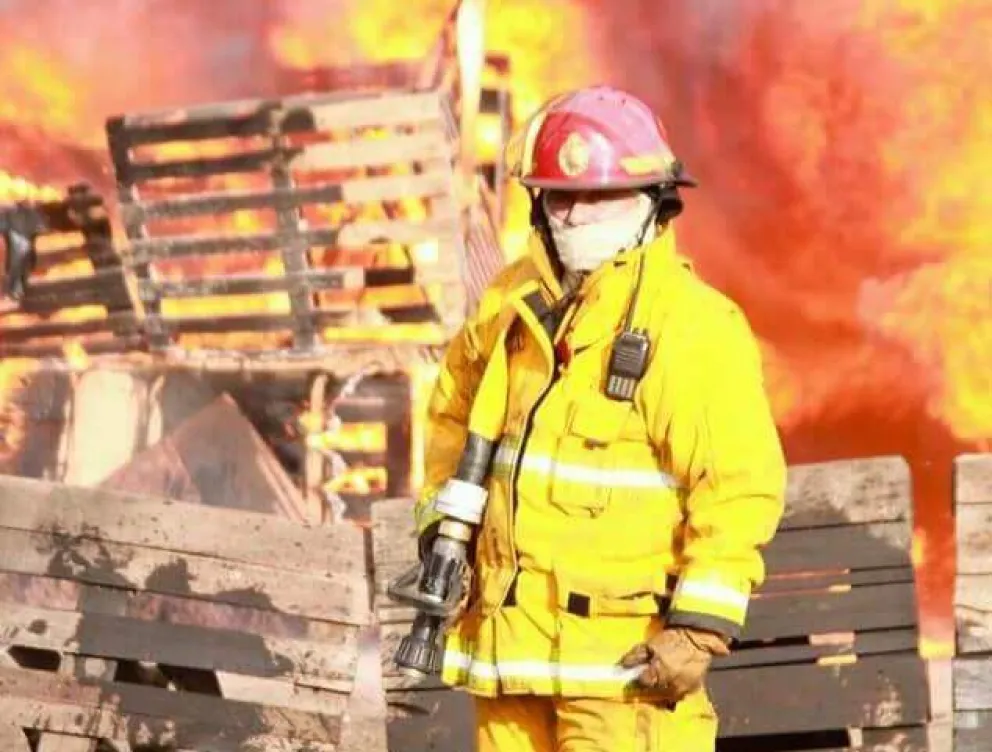 Oscar Sánchez, el bombero que la está peleando.