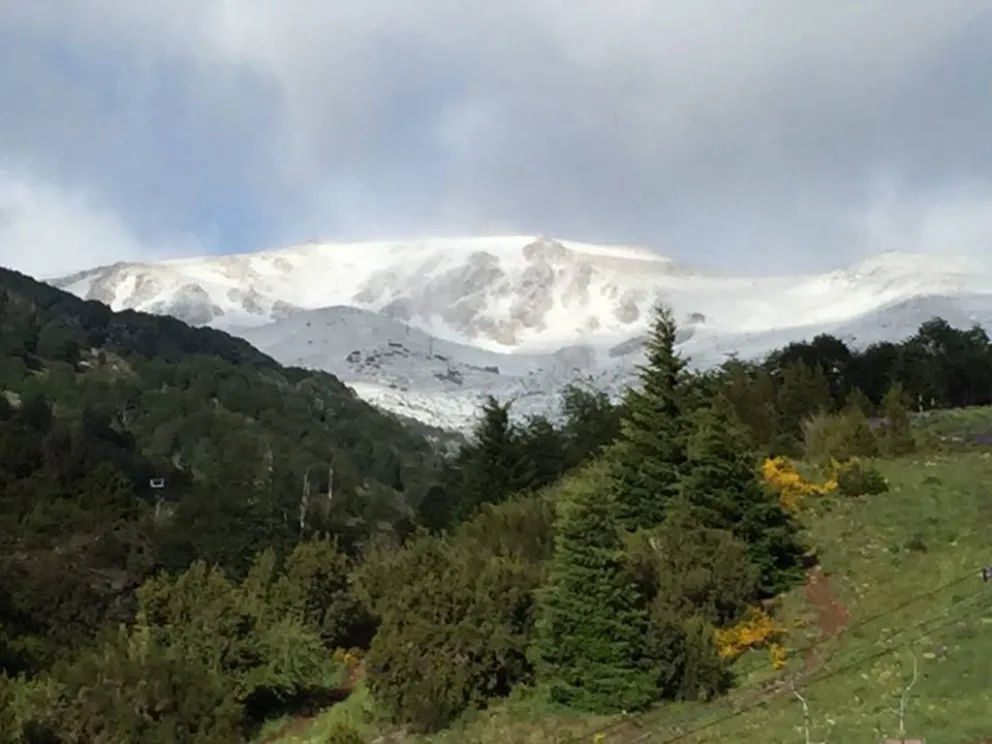 El cerro Catedral amaneció blanco.