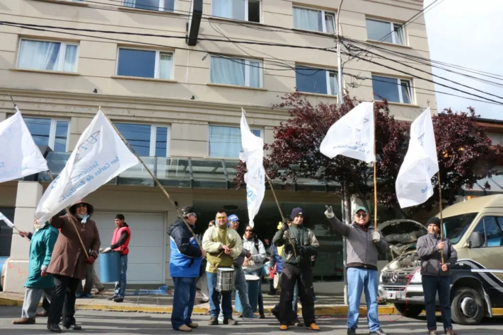 La Uthgra retomó los escraches a hoteles.