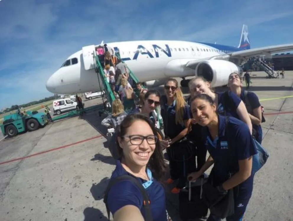 Las integrantes de Las Panteras, en el aeropuerto de Bariloche.