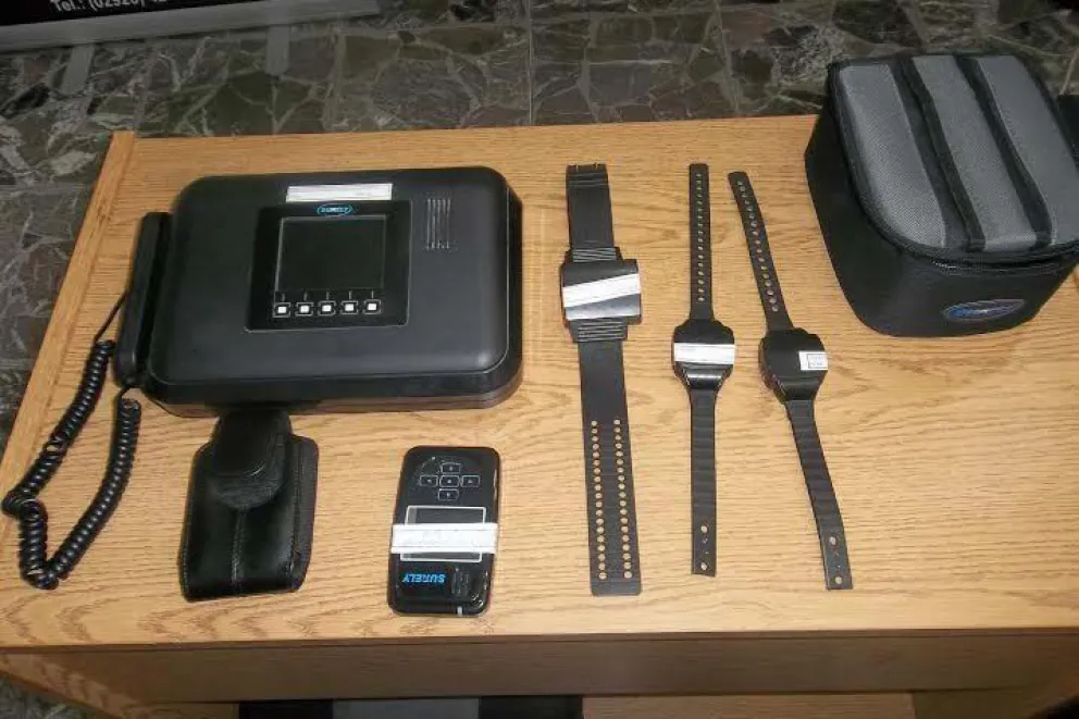 El dispositivo de monitoreo electrónico mediante radiofrecuencia.