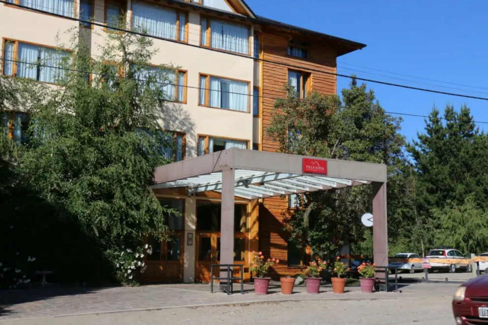 Dos ladrones asaltaron el restaurante de Villa Sofía.