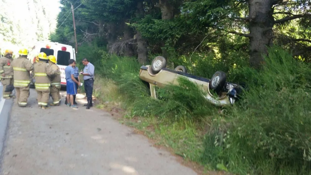 Aparatoso vuelco en Bustillo
