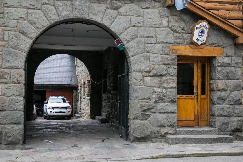 Conmoción por la muerte de un joven en una dependencia policial