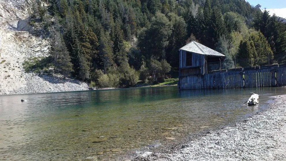 Fuerte polémica por el cierre del paso al lago Moreno durante la noche
