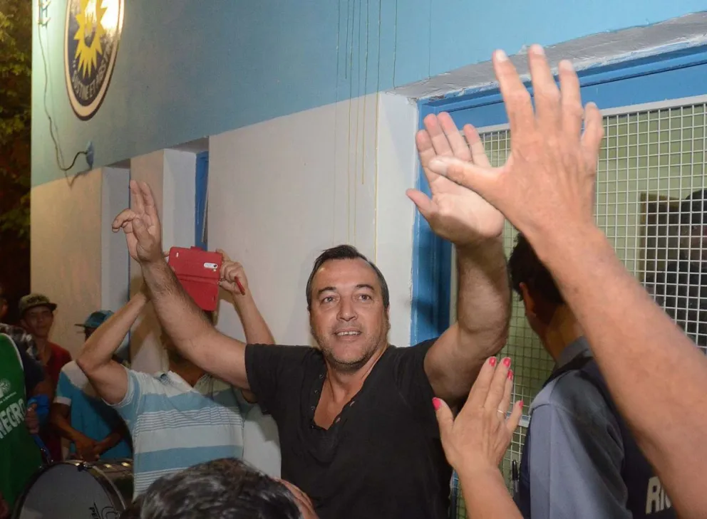 Rodolfo Aguiar saliendo de la Comisaría 31 tras 8 horas de detención. 