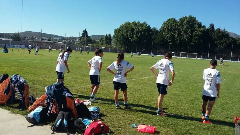 La selección de fútbol femenino se entrena en Bariloche pensando en el mundial