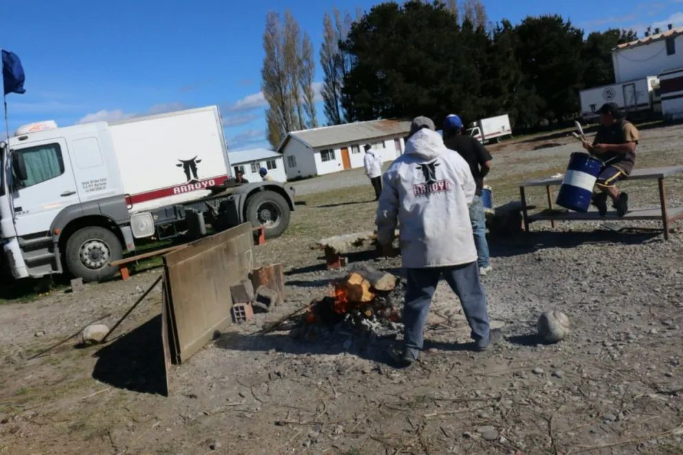Los trabajadores que ocupaban el Frigorífico Arroyo fueron despedidos