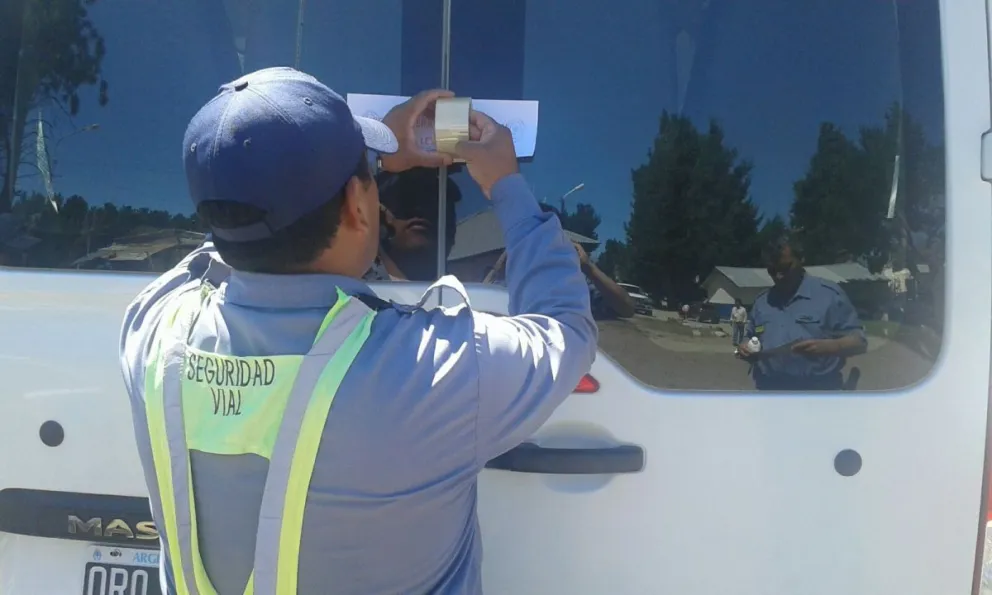 Transportaba niños de un Jardín, sin licencia ni seguro