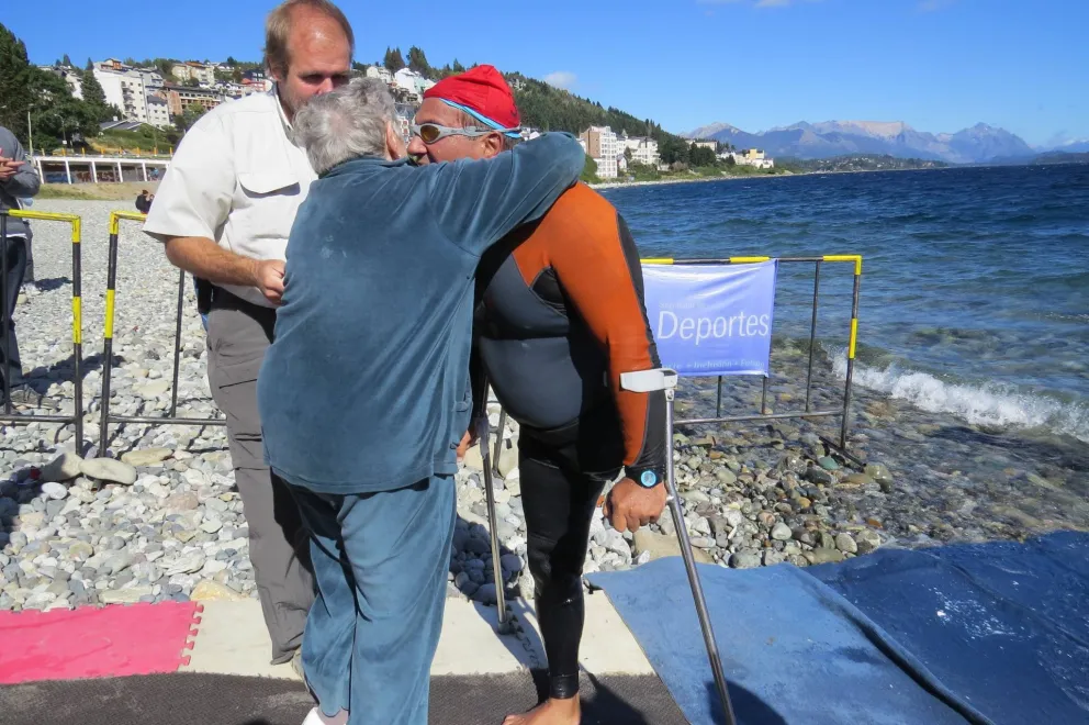 Nadador adaptado desafía otra vez a los lagos barilochenses