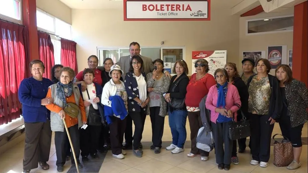 Mujeres suben al cerro Otto para homenajear su día