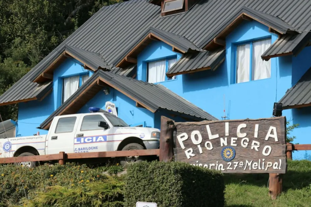Robaron elementos de un vehículo con su bebé en brazos