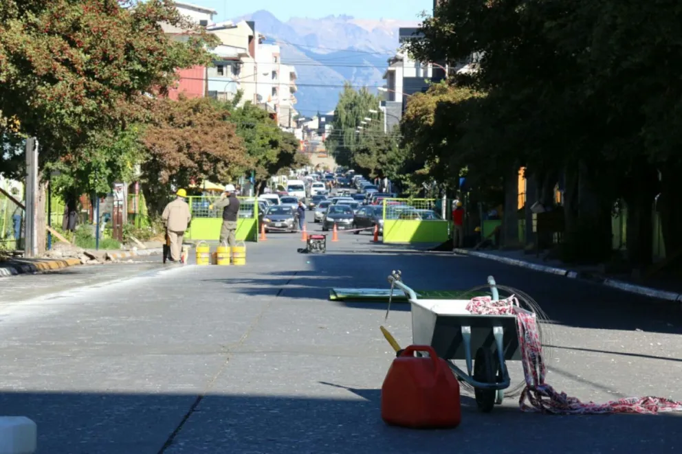 La obra de calle Mitre se extiende hasta Rolando