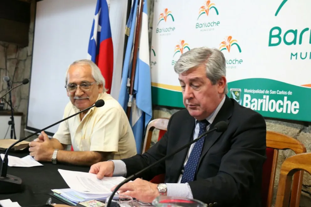 Ortiz Vidal, cónsul chileno, junto a Germán González del Círculo Chileno.