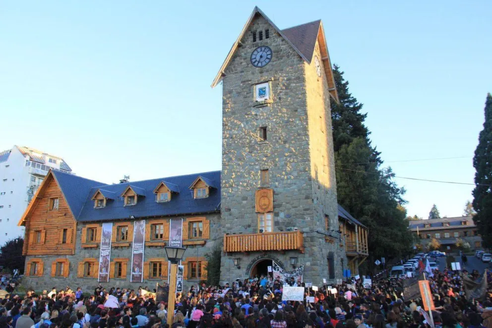Más de tres mil personas marcharon contra la violencia de género en Bariloche