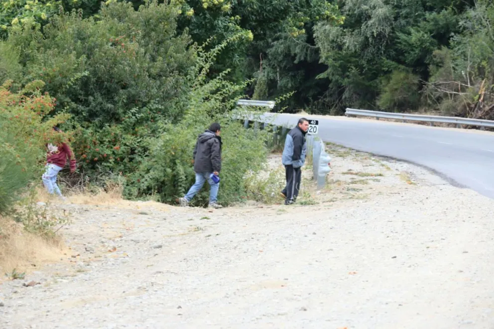 Los amigos y parientes de Micaela buscaron este miércoles en el 2 de Abril y en el lago Gutiérrez