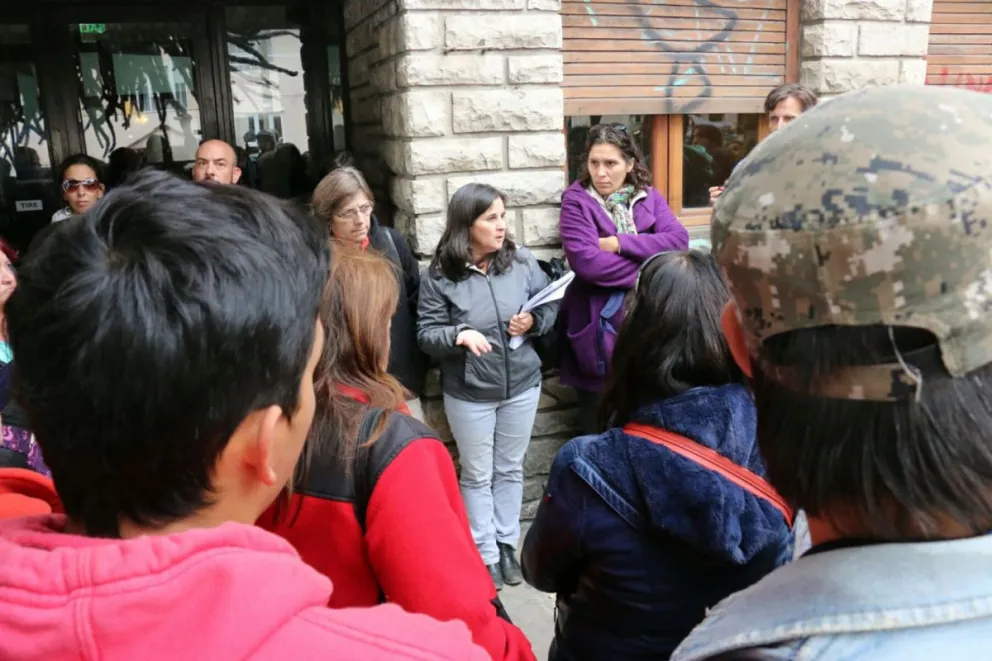 Claudia Quiroga, en el medio, con campera gris. 