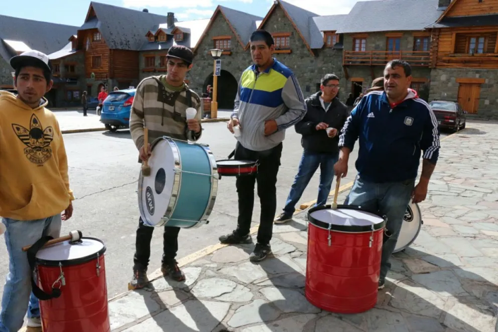 Empleados municipales protestaron en el Centro Cívico.