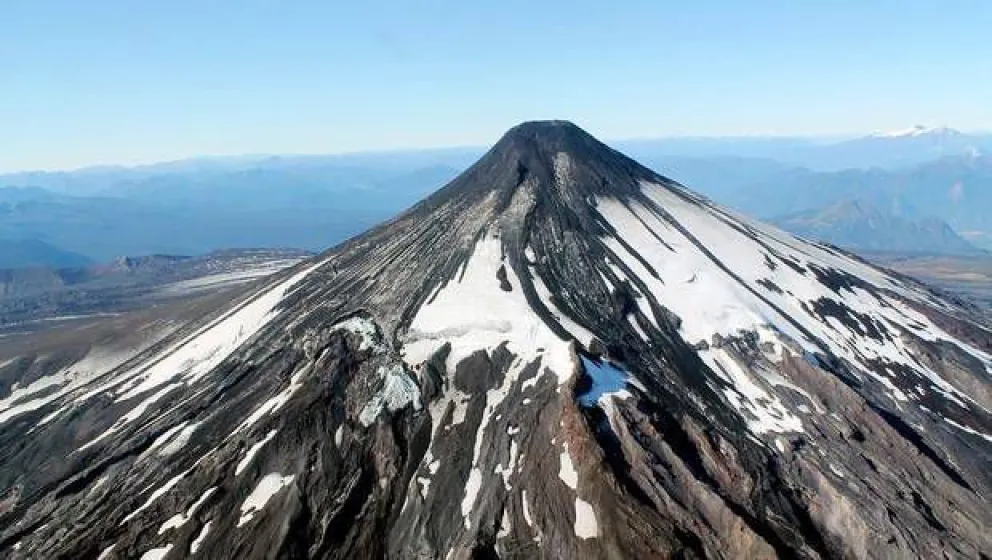 Llevan tranquilidad a la población por el estado del volcán Villarica
