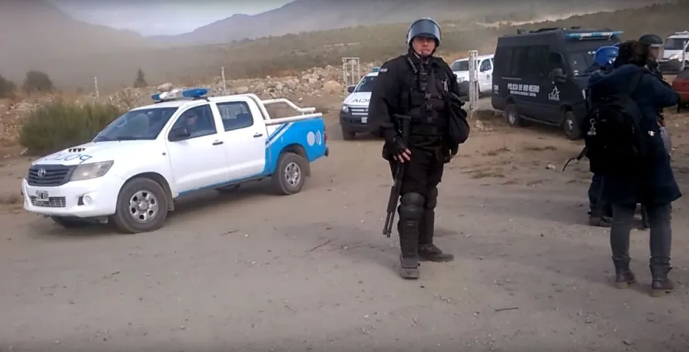 En medio de un fuerte operativo, el cuerpo fue trasladado cerca de las 16 horas en una camioneta de la empresa funeraria Braco 