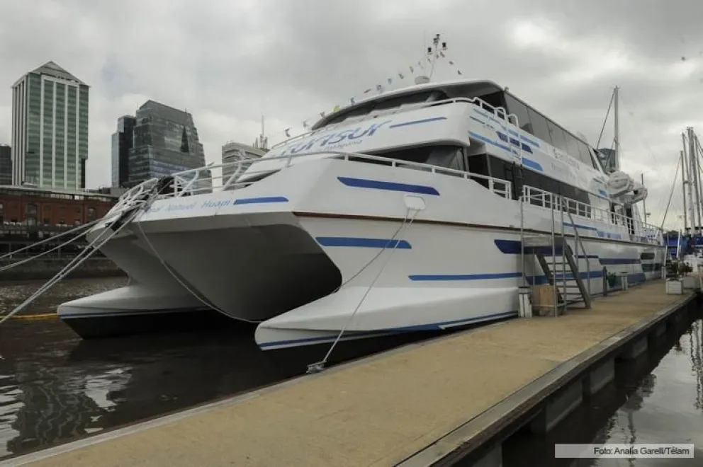 El catamarán más moderno del país viene camino a Bariloche