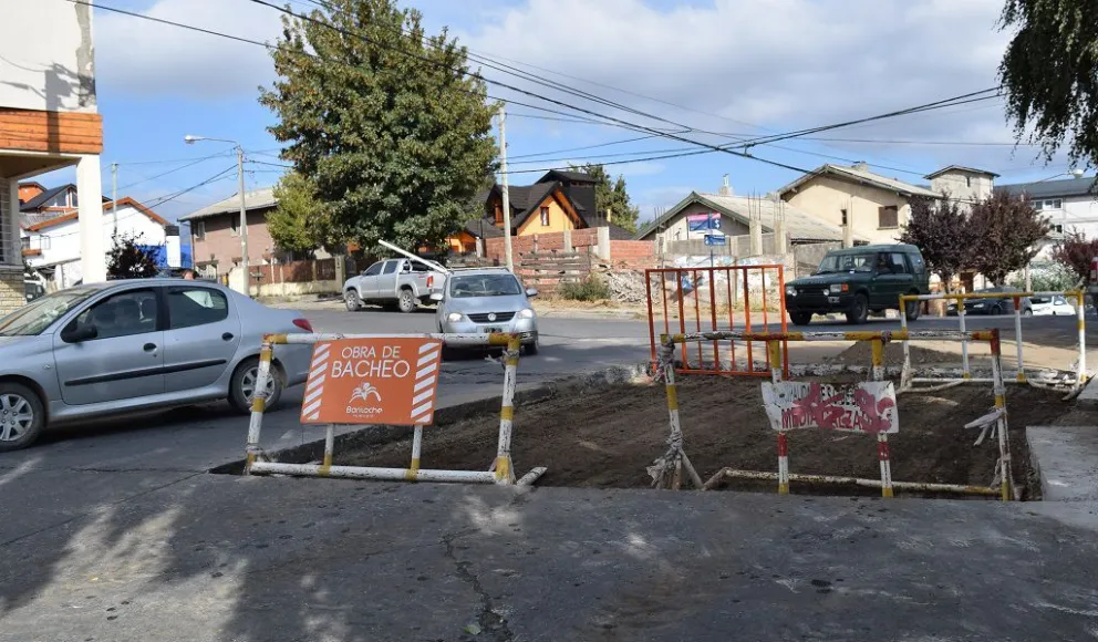 Reparan baches en las calles de Bariloche